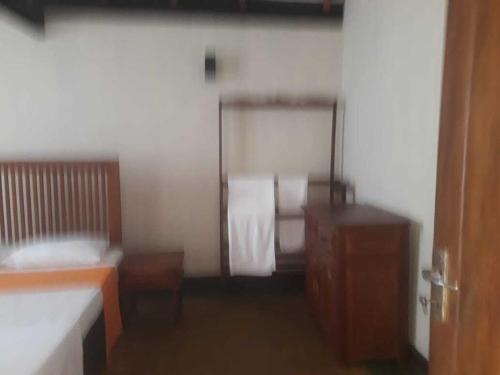 En eller flere senger på et rom på Ralapela Eco Resort