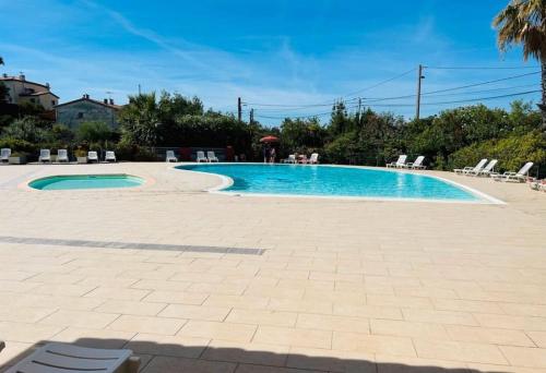 uma grande piscina com espreguiçadeiras em Appartement piscine/tennis em Mandelieu-la-Napoule