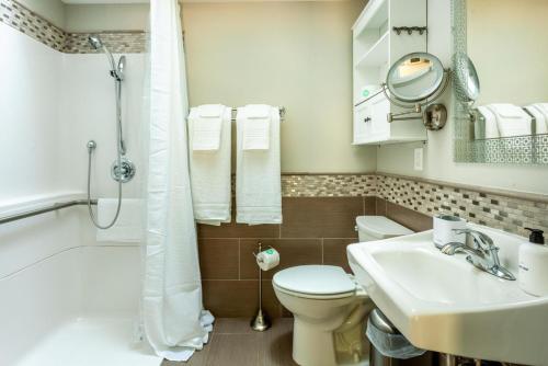 W łazience znajduje się toaleta, umywalka i prysznic. w obiekcie Tualatin 2br w parking nr shops restaurants PDX-16 w mieście Tualatin