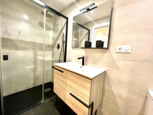 een badkamer met een wastafel en een douche bij Apartamento Cervantes céntrico con garaje in Gijón