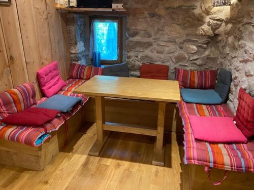 une chambre avec une table en bois et deux chaises dans l'établissement Gîte du Grand Taïchou, à Luzenac