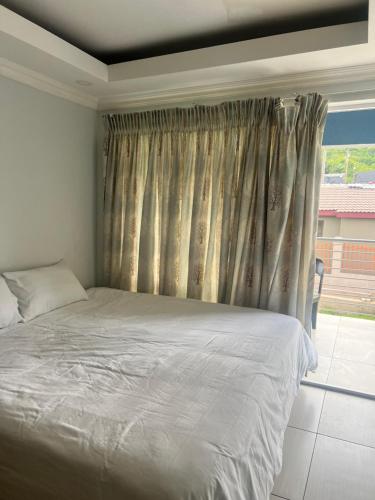 Uma cama ou camas num quarto em Luband Guest House