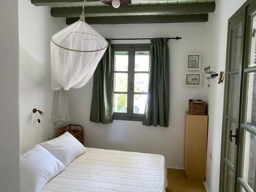 1 dormitorio con cama y ventana en Fishermen Beach House en Diakofti