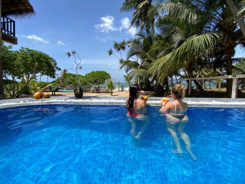 dos mujeres en el agua en una piscina en Blue Ocean Resort en Netolpitiya