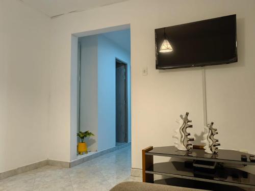 a living room with a tv on the wall at Apartamento de 3 HABITACIONES en Bucaramanga in Bucaramanga