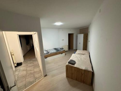 Habitación vacía con 2 camas y pasillo en 2 Schlafzimmer Apartment en Euratsfeld