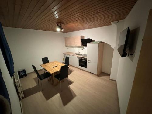 una pequeña cocina con mesa y sillas en una habitación en 2 Schlafzimmer Apartment, en Euratsfeld