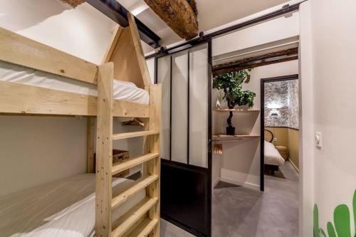 Łóżko lub łóżka piętrowe w pokoju w obiekcie Le Saint-Georges