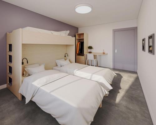 2 camas en una habitación con paredes blancas en CIS Nantes Le Spot, en Nantes