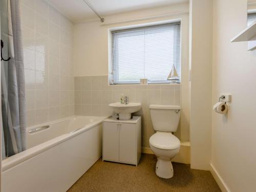 uma casa de banho branca com um WC e um lavatório em 2 Bed in Keswick 86001 em Keswick