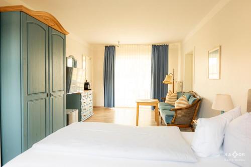 Postel nebo postele na pokoji v ubytování Landhotel Rosenhof am Plauer See garni mit E-Lade Säule