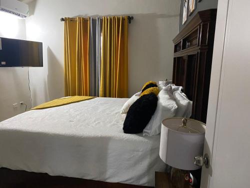 Een bed of bedden in een kamer bij Pru’s Paradise