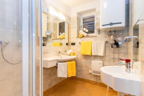 a bathroom with two sinks and a shower at Apartment Gästehaus Luggau in Rauris