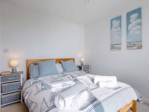 Ένα ή περισσότερα κρεβάτια σε δωμάτιο στο 4 Bed in West Bay 86538