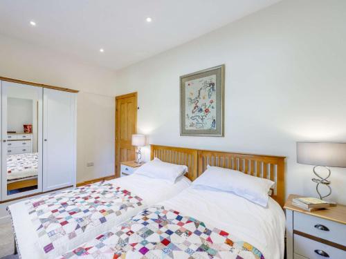 una camera con un letto con una trapunta sopra di 3 Bed in Rowlands Gill 86802 a Stanley