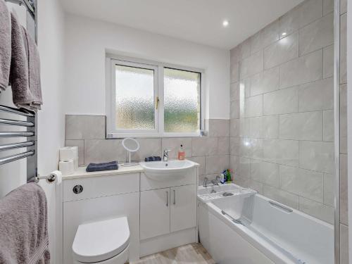 y baño con aseo, lavabo y bañera. en 3 Bed in Corfe Castle 86239, en Corfe Castle