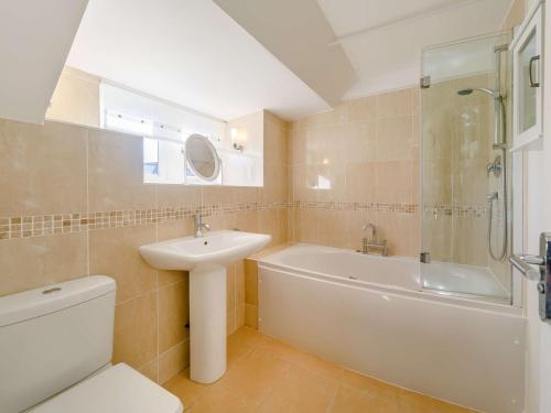A bathroom at 3 Bed in Newton-on-the-Moor 86276