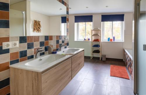 baño con bañera grande y lavamanos en Ferienwohnungen in Wald und Flur - Wohnung Flur, en Lüder