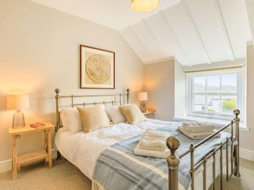 - une chambre avec un lit et une fenêtre dans l'établissement 1 Bed in Charmouth 87527, à Charmouth