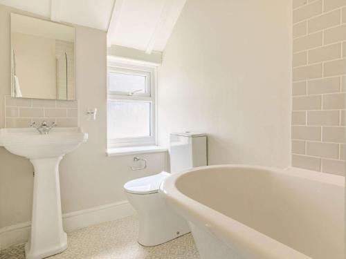 La salle de bains blanche est pourvue de toilettes et d'un lavabo. dans l'établissement 1 Bed in Charmouth 87527, à Charmouth
