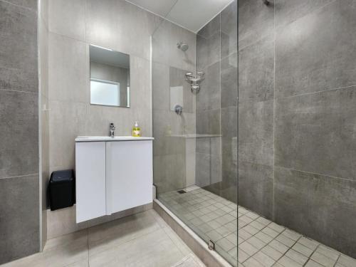 y baño con ducha y lavamanos. en Penzance - Beach Accommodation, en Durban