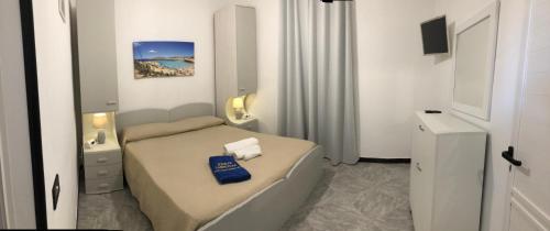 ランペドゥーザにあるカーゼ ヴァカンセ イェリマーの小さなベッドルーム(ベッド1台付)