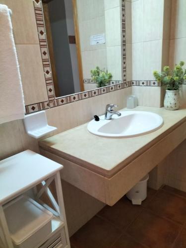 a bathroom with a sink and a mirror at Apartamento Alagoa Azul in Altura