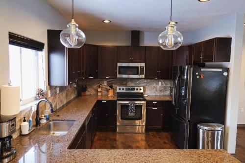 Η κουζίνα ή μικρή κουζίνα στο Lepista Landing Family Home Near Downtown KFalls