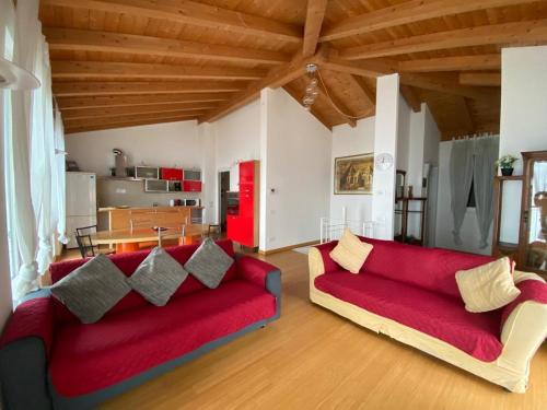 阿爾傑尼奧的住宿－Luxury Penthouse with Big Terrace，客厅配有红色的沙发和桌子
