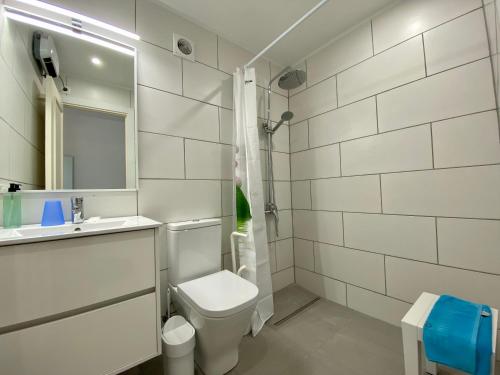 een witte badkamer met een toilet en een wastafel bij Casas Plus Costa Brava in L'Estartit