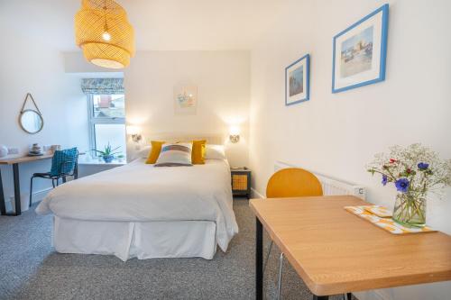 Postel nebo postele na pokoji v ubytování Porthleven B and B