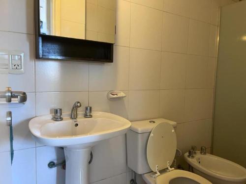 Koupelna v ubytování Departamento en Mendoza con cochera