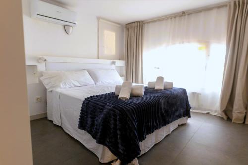 a bedroom with a bed with two towels on it at Suitur Apartamento Roc Sant Gaietà I in Roda de Bará