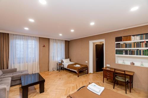sala de estar con sofá y mesa en Apartment on Borbalo 16 en Tiflis