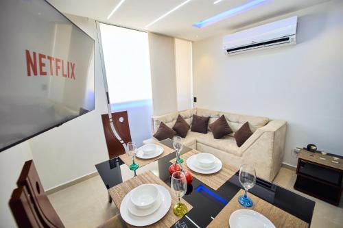 a living room with a table and a couch at Apartamentos Amoblados Confort Turismo en Cúcuta in Cúcuta