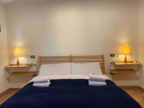 sypialnia z łóżkiem z dwoma lampami na dwóch stołach w obiekcie Casa Aurora w mieście San Potito