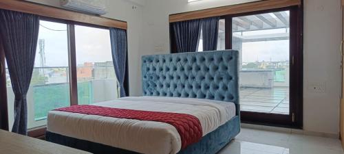 łóżko w pokoju z dużym oknem w obiekcie NMS GRAND VIEW TOWER w mieście Puducherry