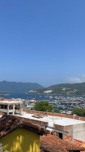 vistas a la ciudad desde el techo de un edificio en Casa Mobiliada em Arraial (20 metros do CÁS, onde saem os passeios de barco), en Arraial do Cabo