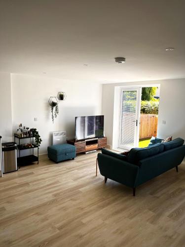 sala de estar con sofá y TV de pantalla plana en No hidden costs! - 1 Bedroom Apartment - York en York
