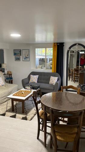 un salon avec un canapé et une table dans l'établissement Appartement en souplex, à Rueil-Malmaison