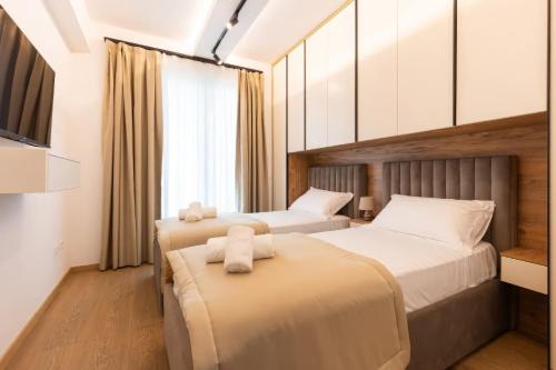 um quarto com 2 camas e uma janela em Villa Florale em Široka