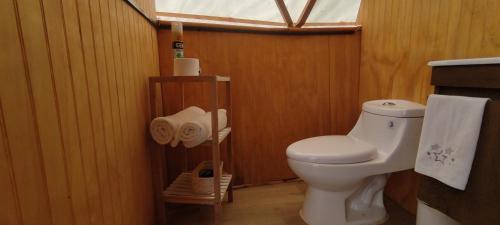 Elle comprend une petite salle de bains pourvue de toilettes et d'une fenêtre. dans l'établissement Domo Carelmapu, à Carelmapu