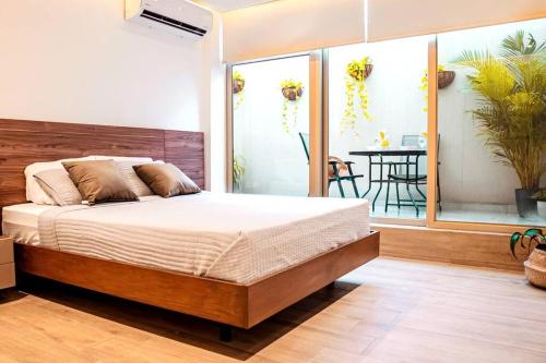 una camera con letto e un balcone con tavolo di Luxury Apartment Toscana style, brand new a Guayaquil