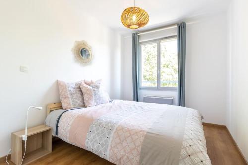 une chambre blanche avec un lit et une fenêtre dans l'établissement Beautiful apartment with terrace + private parking, à Toulouse