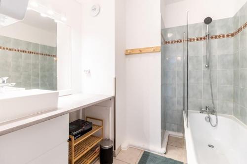 une salle de bain avec une baignoire, un lavabo et une douche dans l'établissement Beautiful apartment with terrace + private parking, à Toulouse