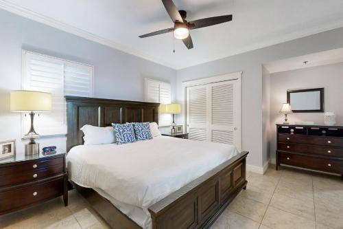 - une chambre avec un lit et un ventilateur de plafond dans l'établissement Waterscape B616, à Fort Walton Beach