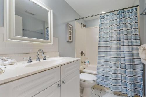 La salle de bains est pourvue d'un lavabo, de toilettes et d'un miroir. dans l'établissement Waterscape B616, à Fort Walton Beach