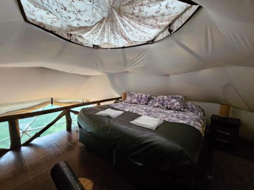 a bedroom with a bed in a tent at Vortice Chile Eco-Lodge in Manzanar