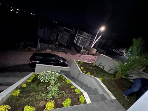 um carro estacionado num parque de estacionamento à noite em Villa Sunrise F1 em Malang