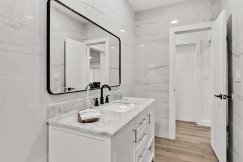 A bathroom at Chic and Relaxing Poolside Escape